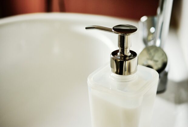 5 powodów, dlaczego warto zakupić dozownik do mydła w płynie. Nasze rady dla praktycznych i ekonomicznych